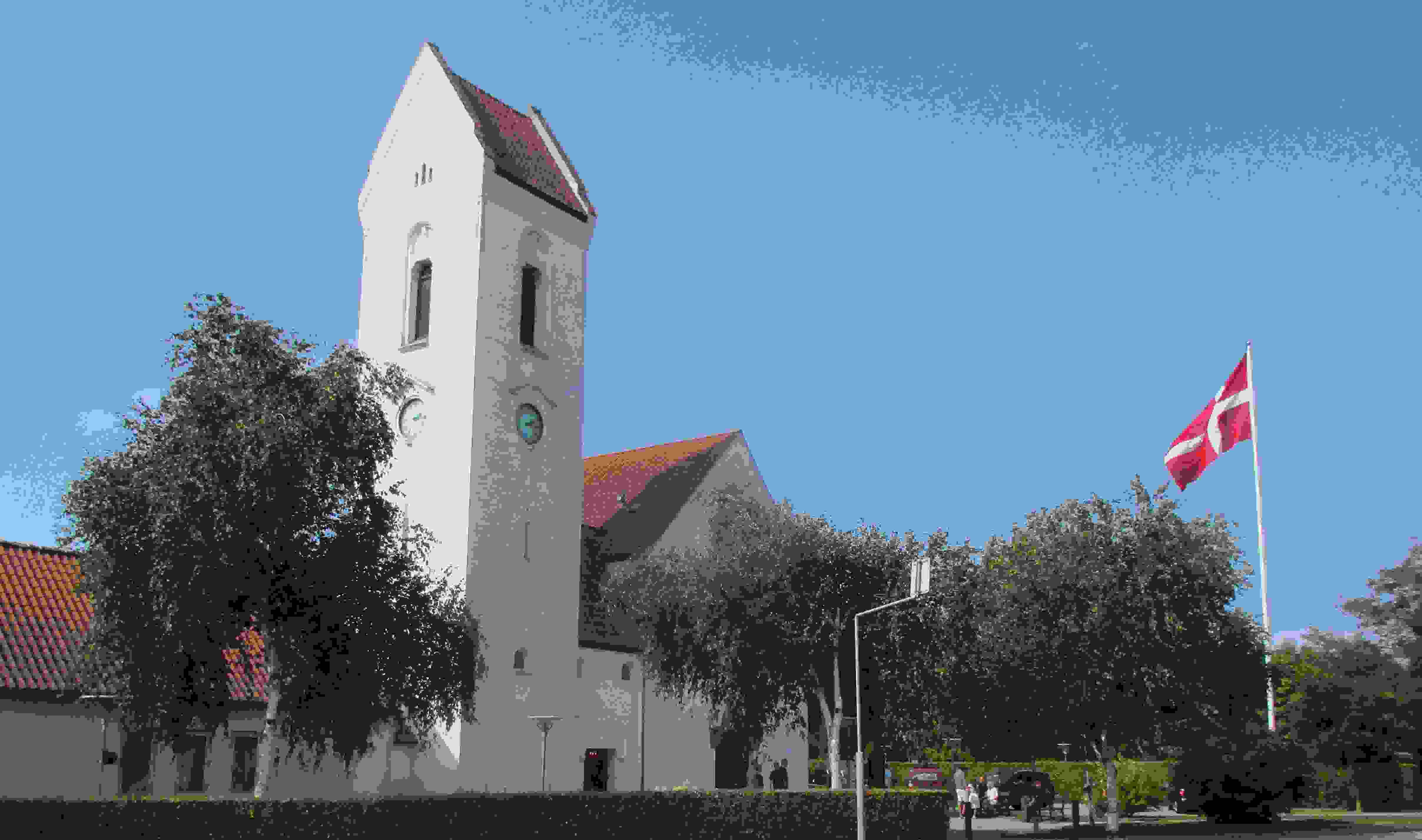Kirke med flag colourbox.jpg