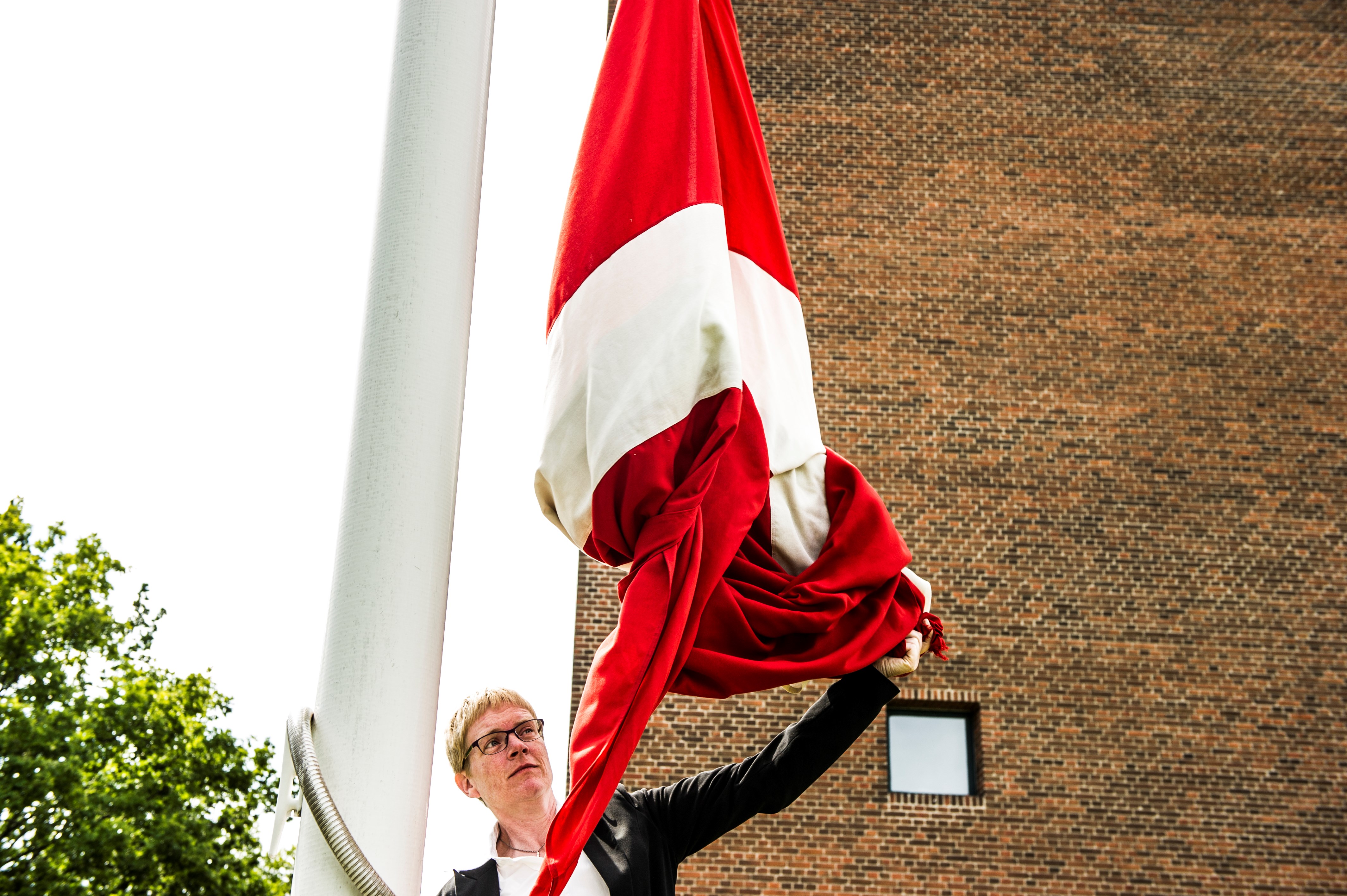 ansat kirketjener hejser flag folkekirken.dk.jpg