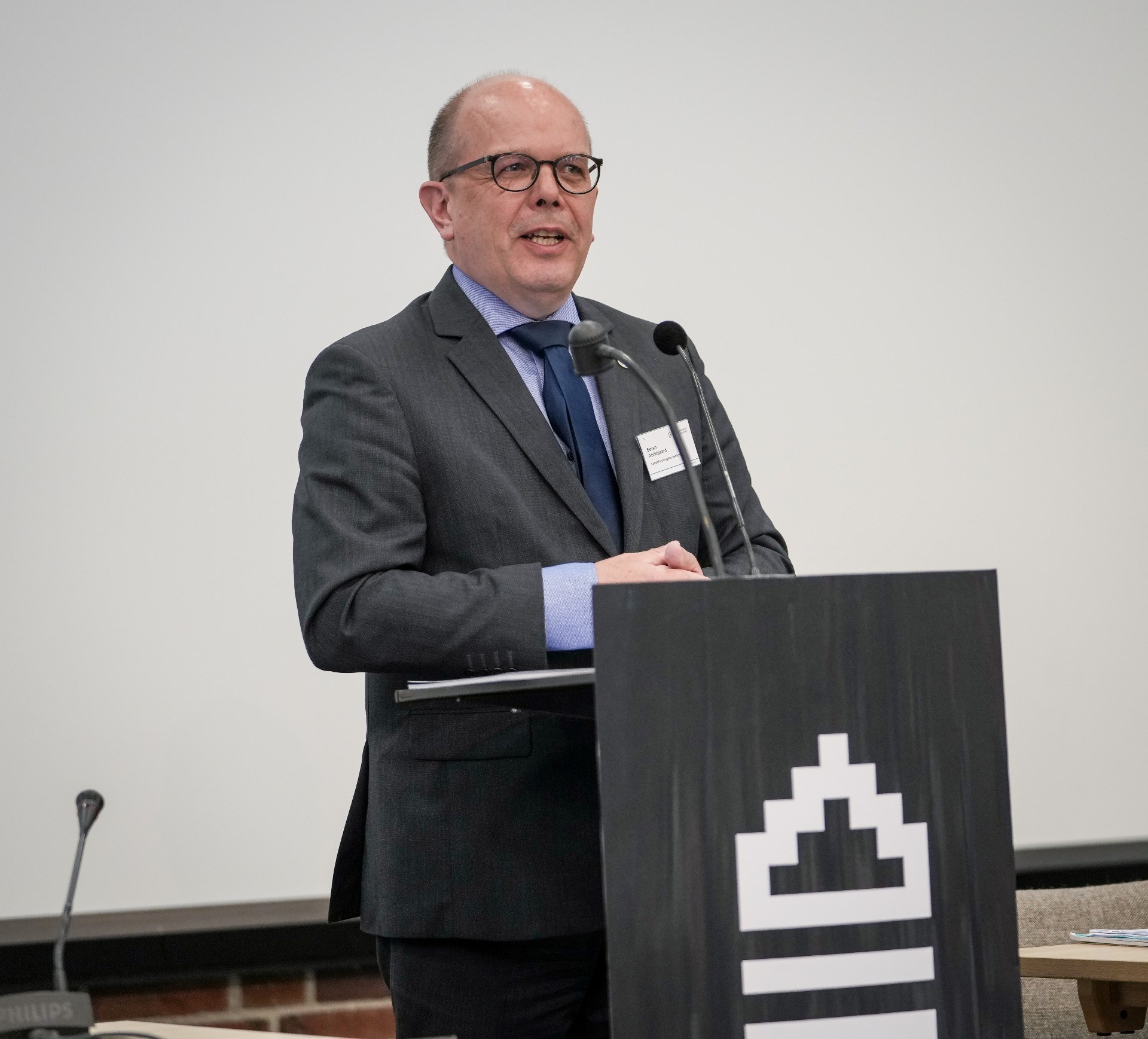 Formand Søren Abildgaard på talerstol 2022 årsmøde